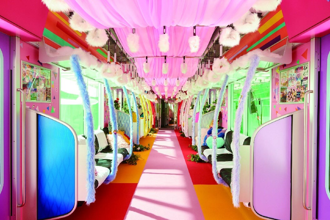 MV用に演出された90000系車内。営業列車の装飾とは分けて確認