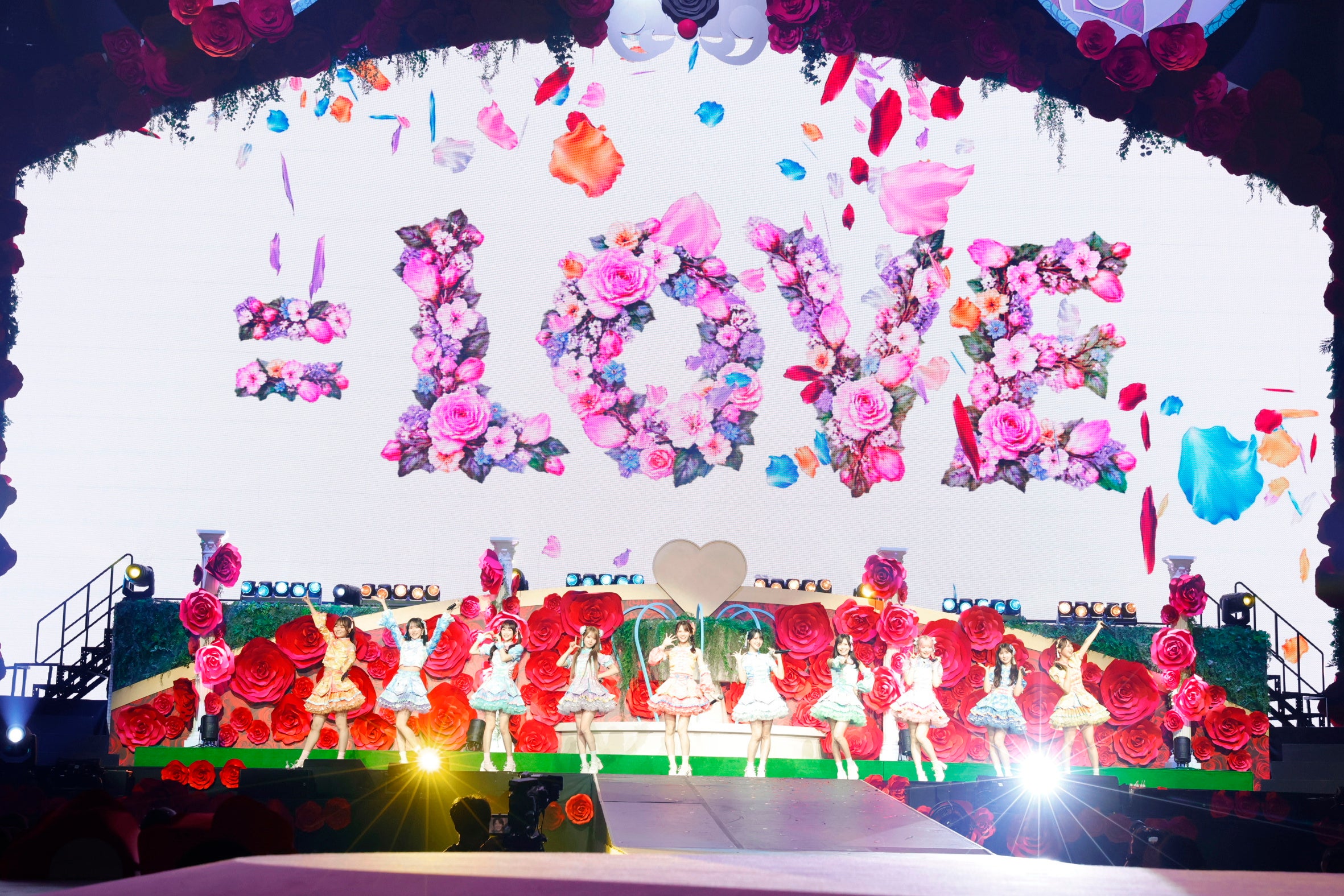 ＝LOVEの9周年コンサート。大型スクリーンとステージの公式公演写真