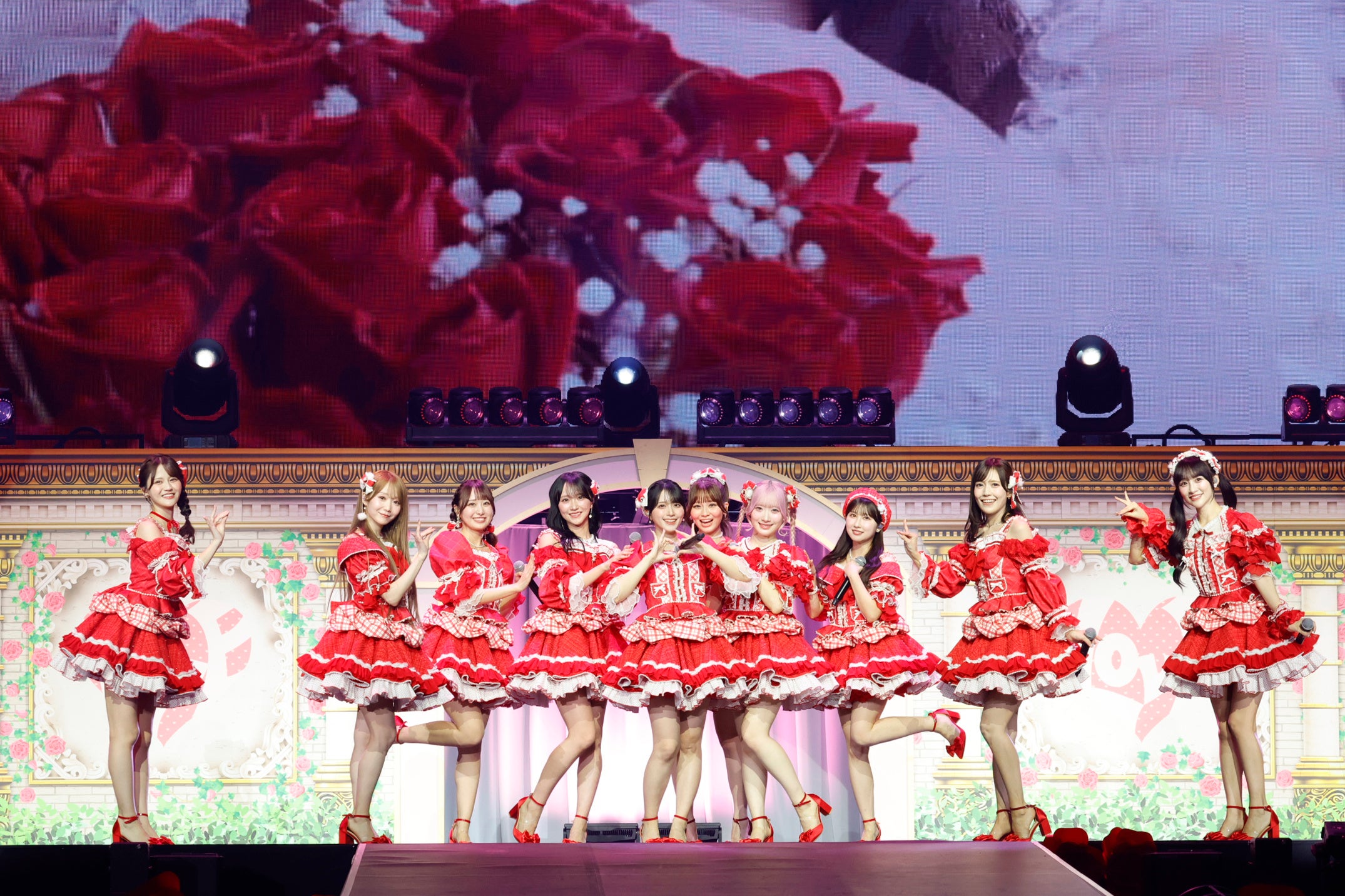 赤い衣装で並ぶ＝LOVEの9周年公演写真