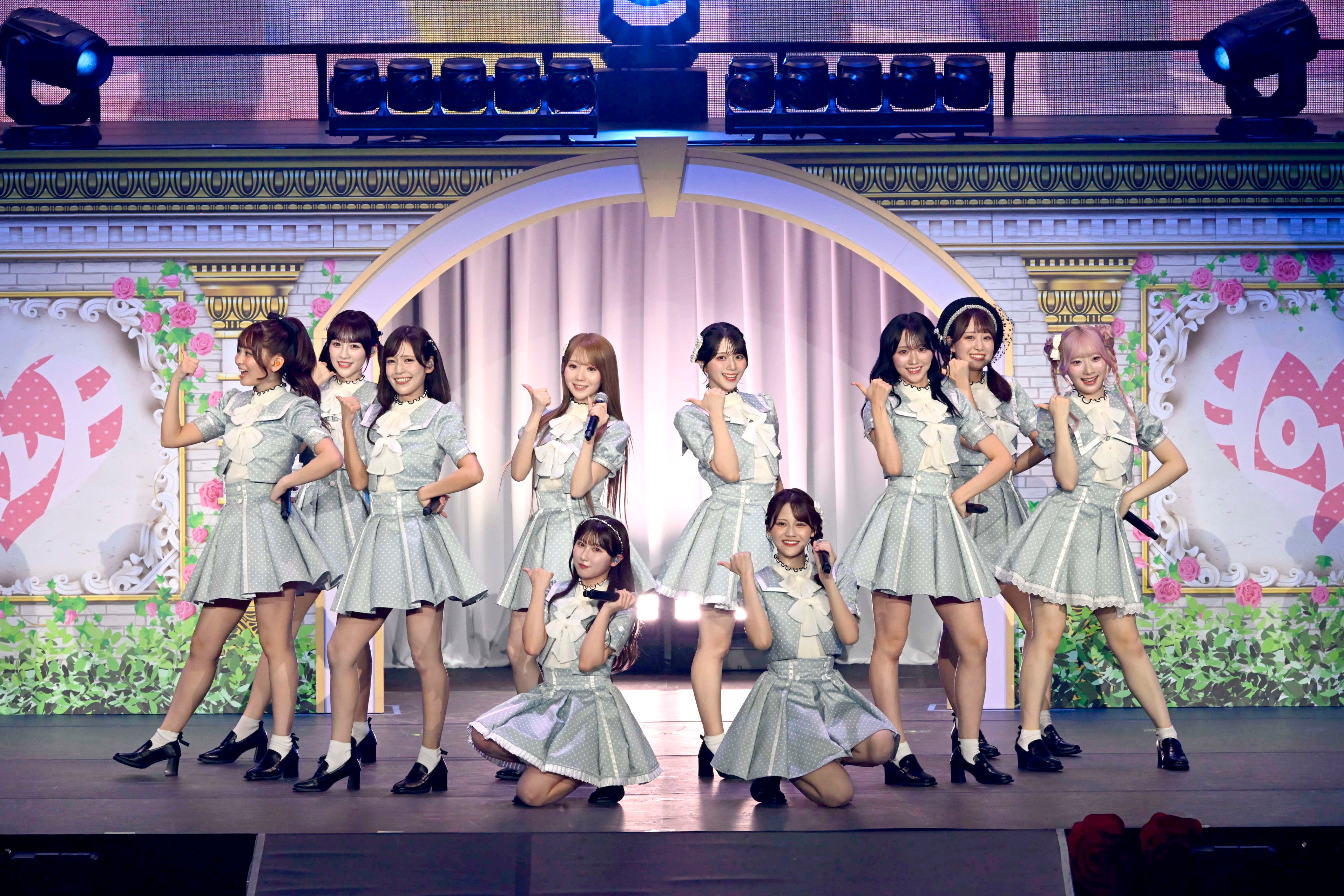 淡い色の衣装をまとったメンバーの公式公演写真