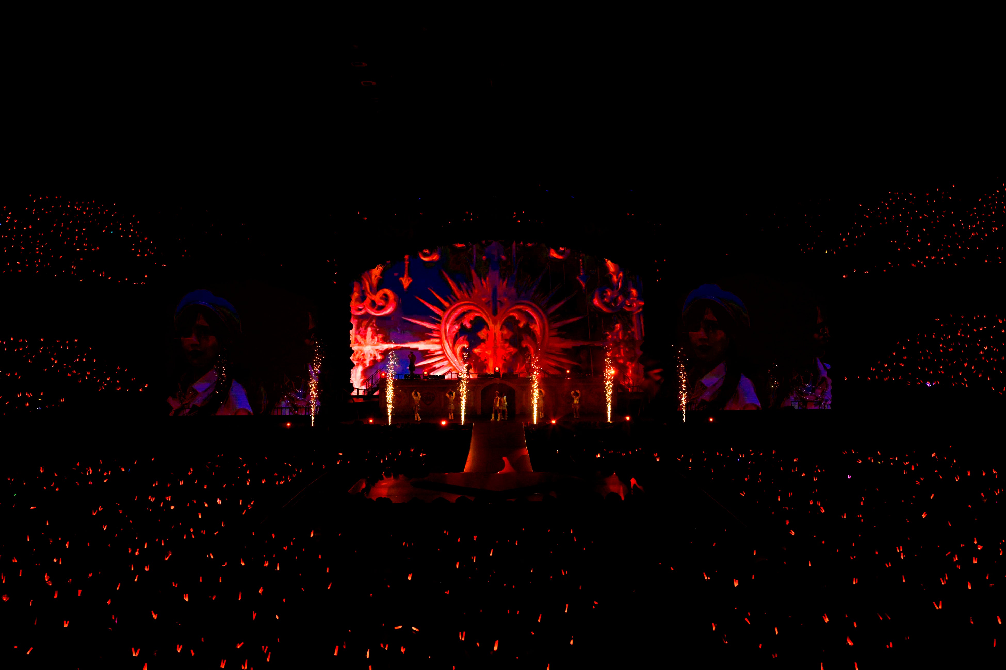 照明と舞台装飾を写した9周年公演の全景