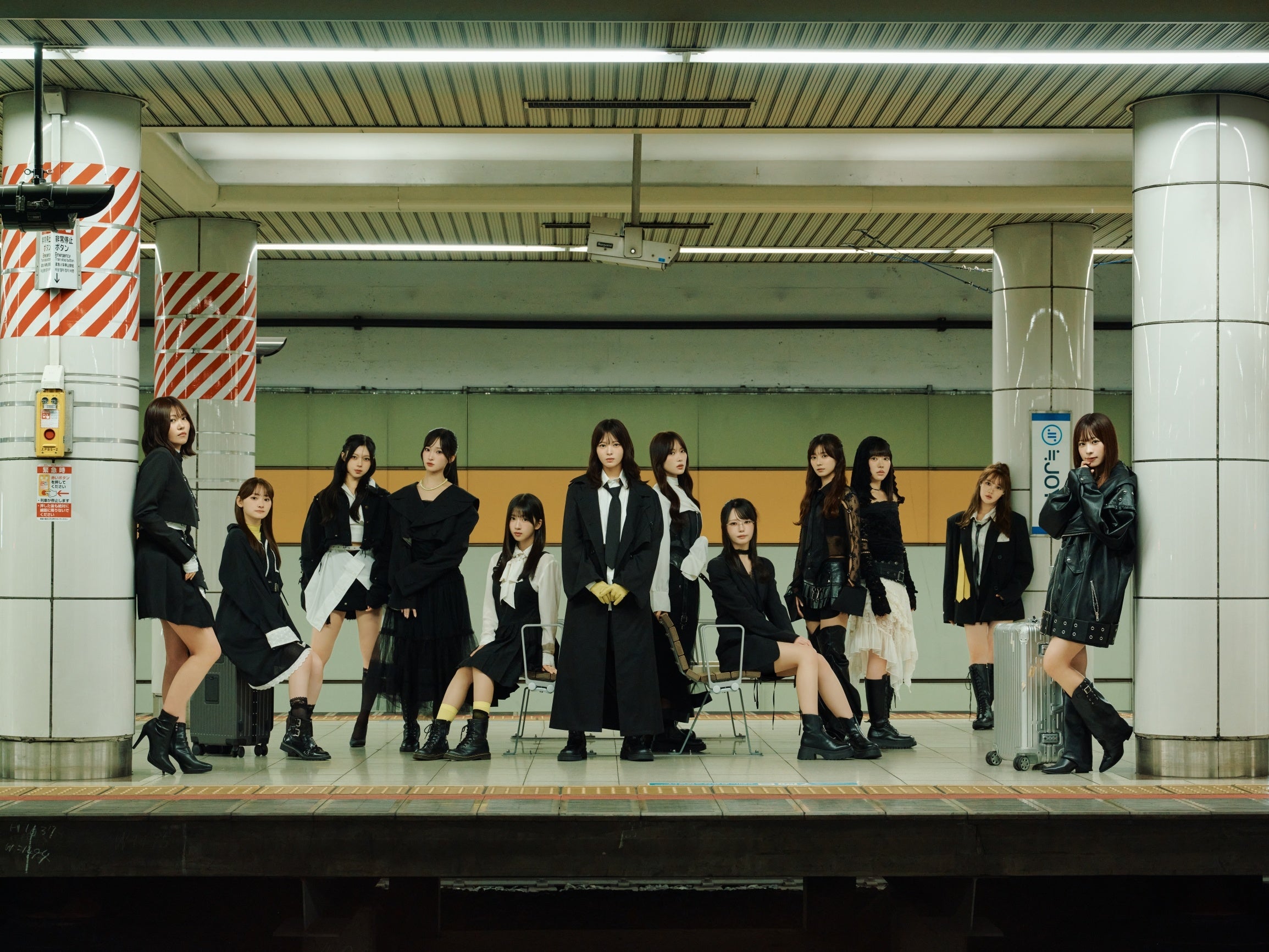 新曲の先行配信に合わせて公開された≒JOYの正式アーティスト写真。賞品見本ではありません