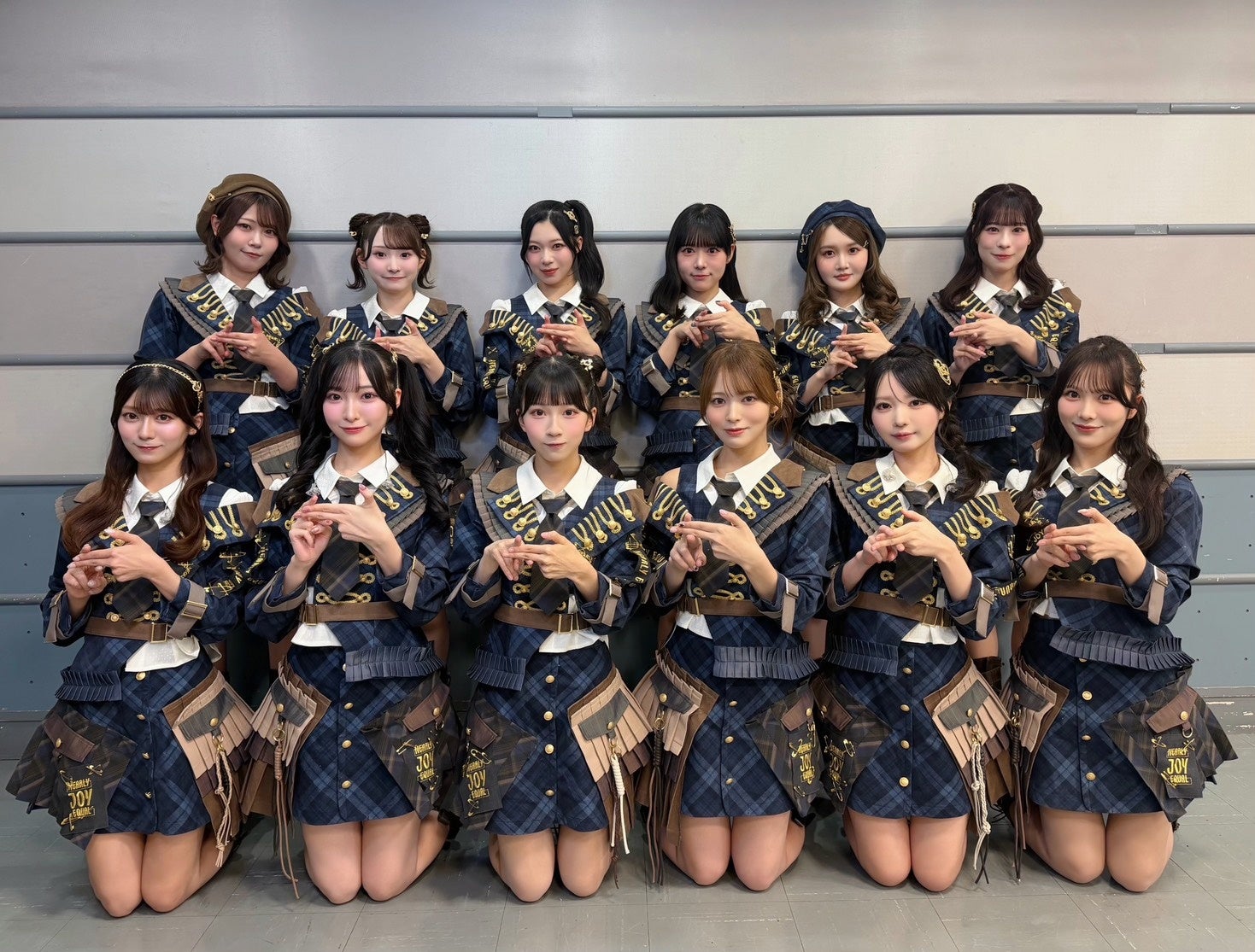 新衣装を披露した番組出演時の公式配布写真。キャンペーン賞品や応募完了画面ではありません
