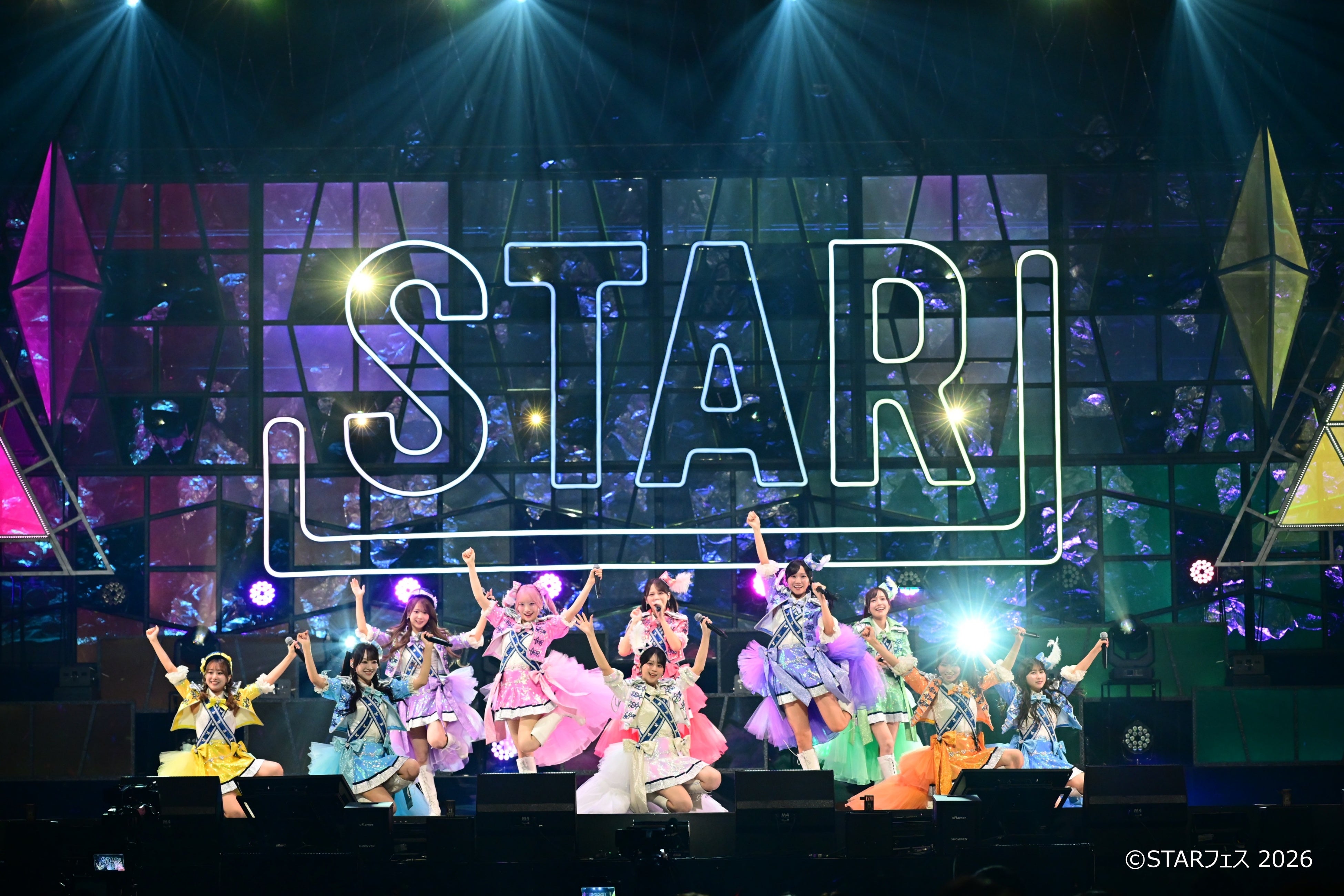 ＝LOVEのSTARフェス正式公演写真。マーチング衣装でのステージ全景