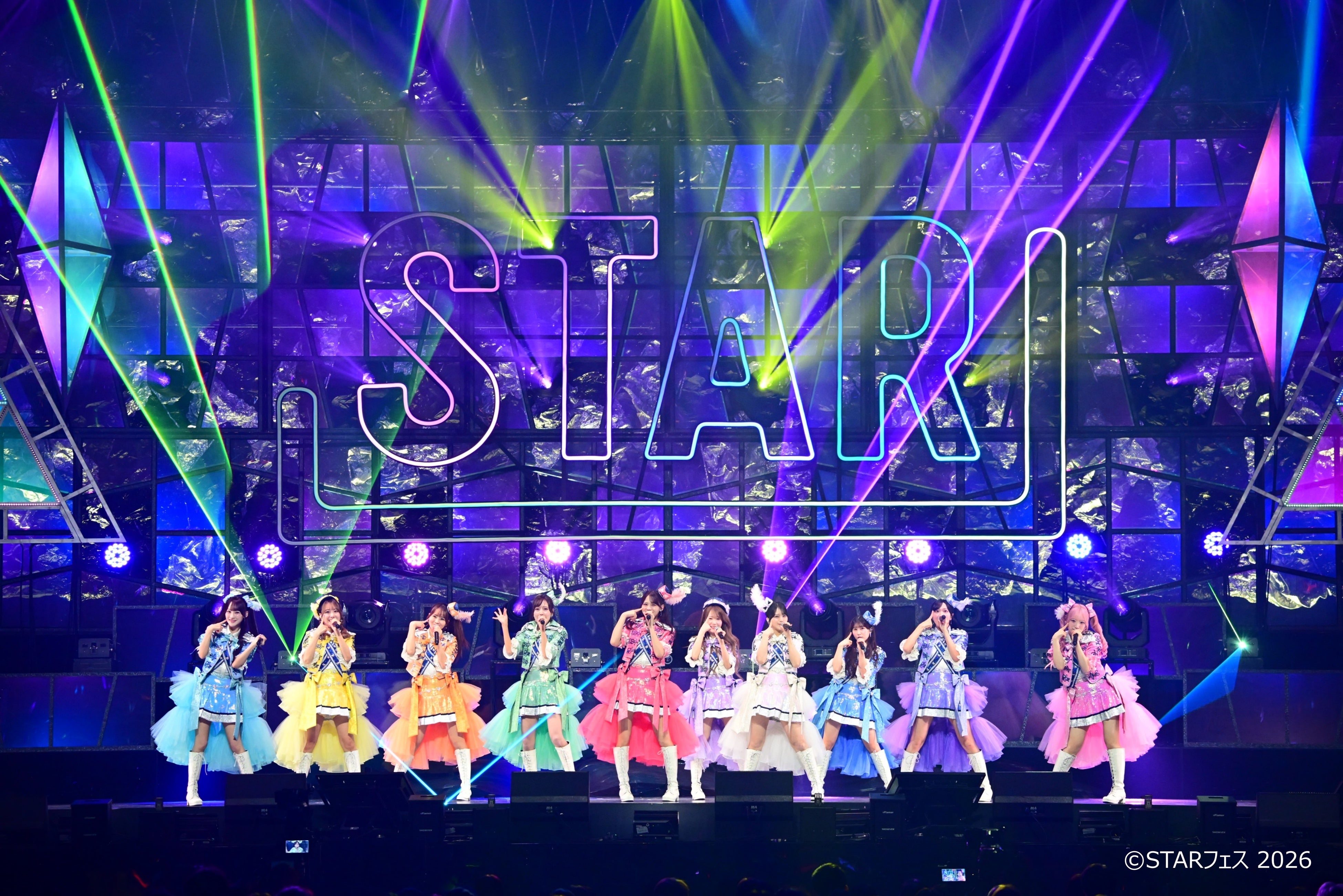STARフェスの別場面を写した正式公演写真。写真単体では歌唱中の曲を特定していません