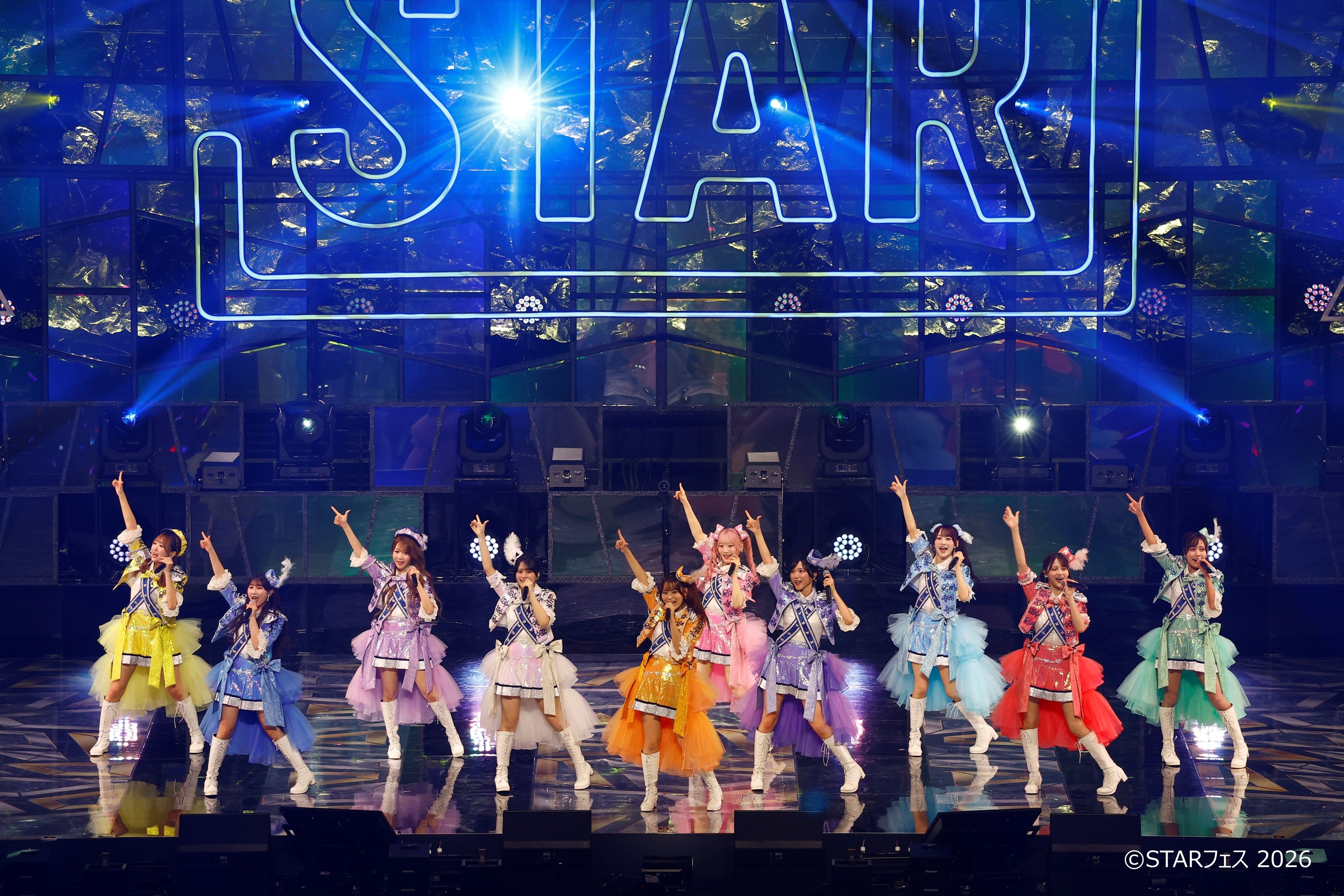 マーチング衣装でパフォーマンスする＝LOVEの正式公演写真