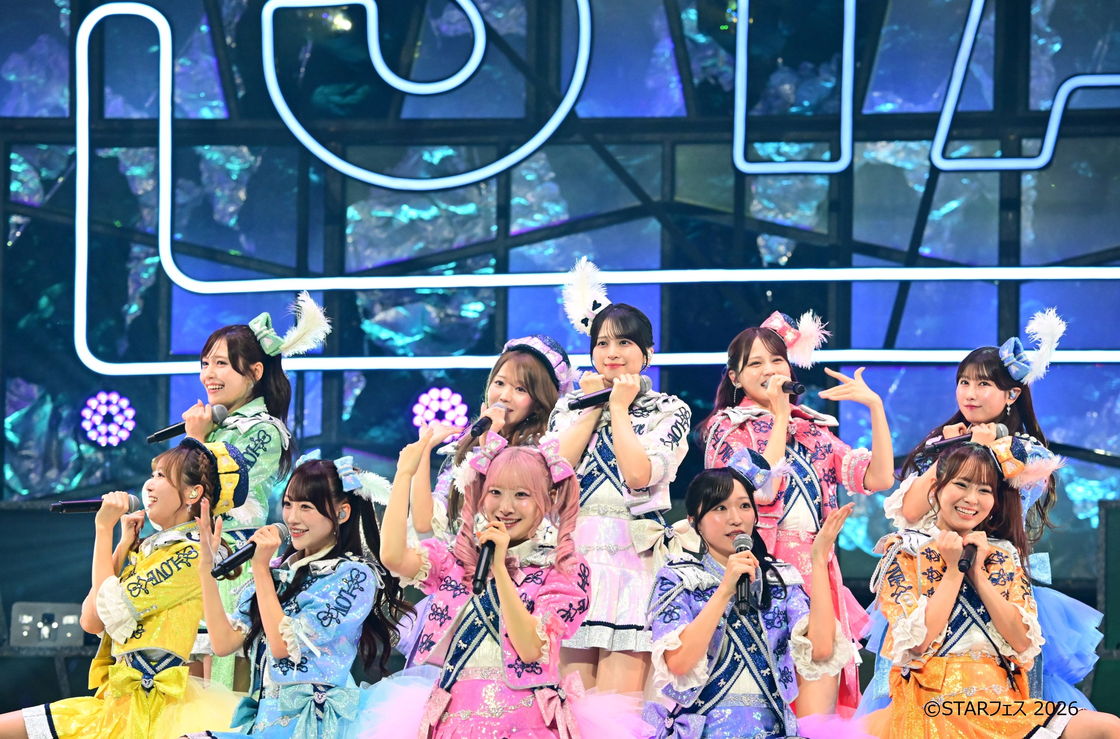 ステージ上の表情や衣装を確認できる別場面の正式公演写真