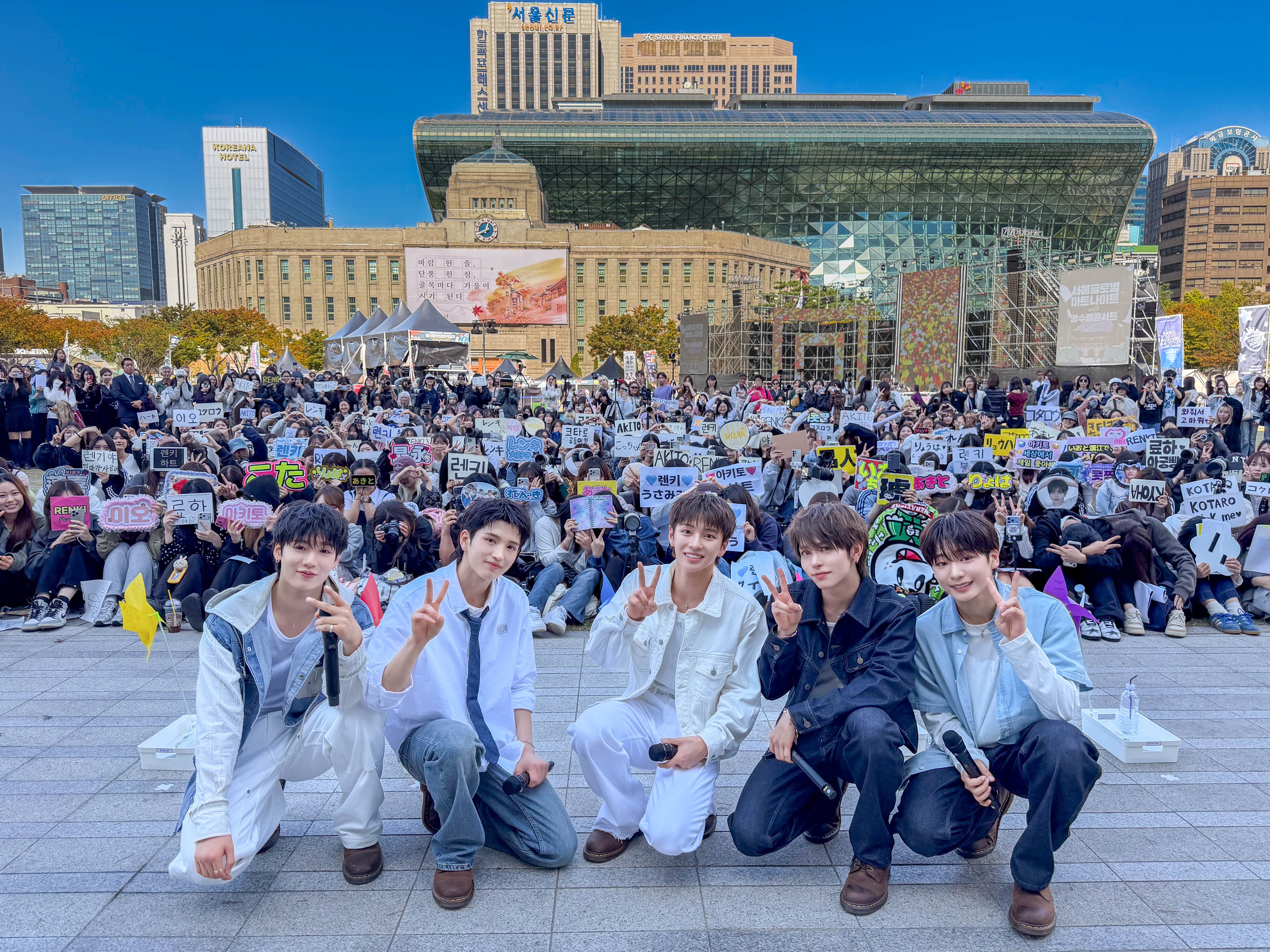 10月17日のソウル市庁広場で、VIBYの5人と観客が写る公式配布写真。会場での記録であり、持っているボードや衣装の商品写真ではありません。