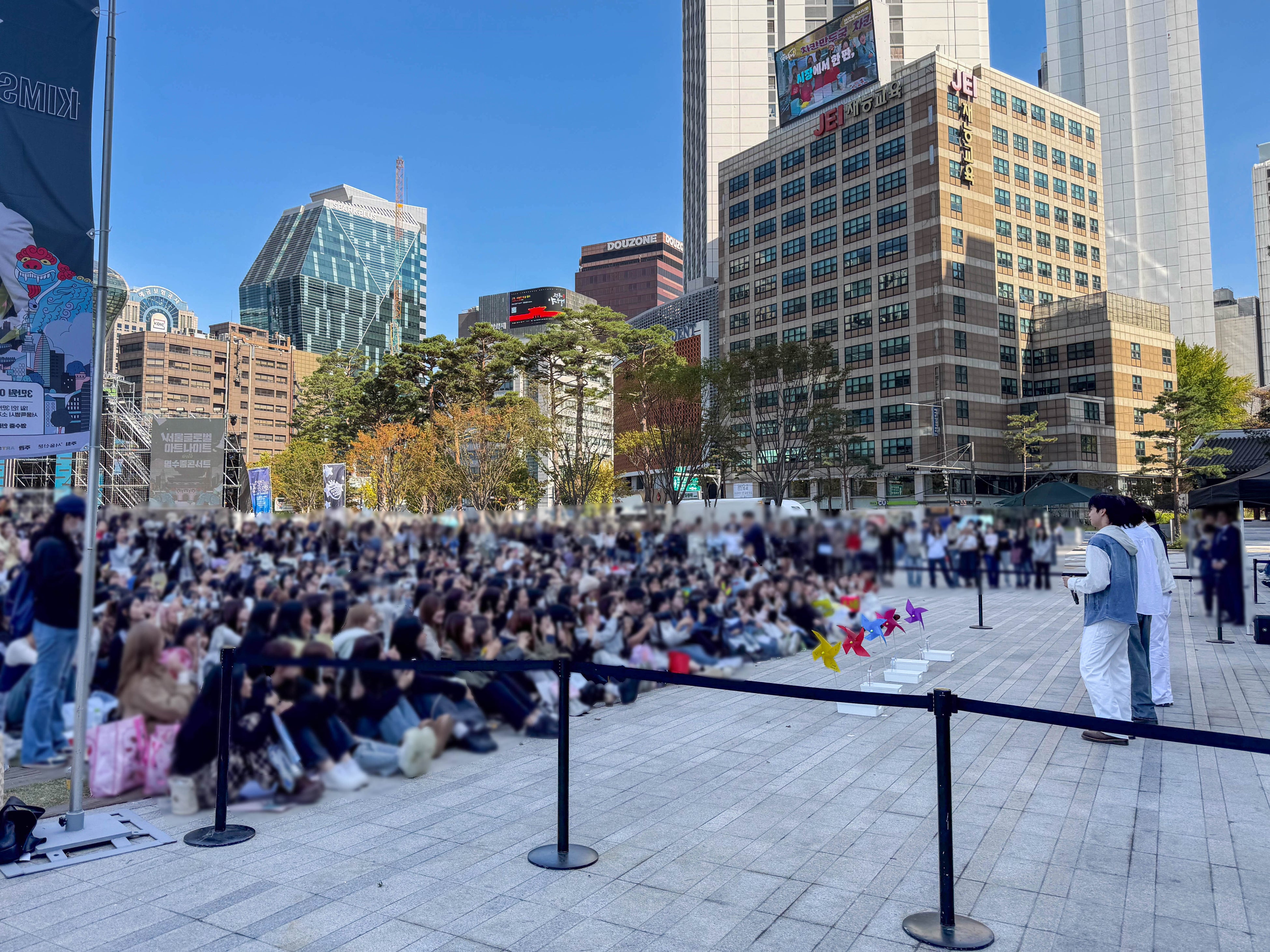同じ公演を横から撮った公式写真。観客部分のぼかしは配布原画像に含まれており、編集部で人物を特定したり加工を加えたりしていません。